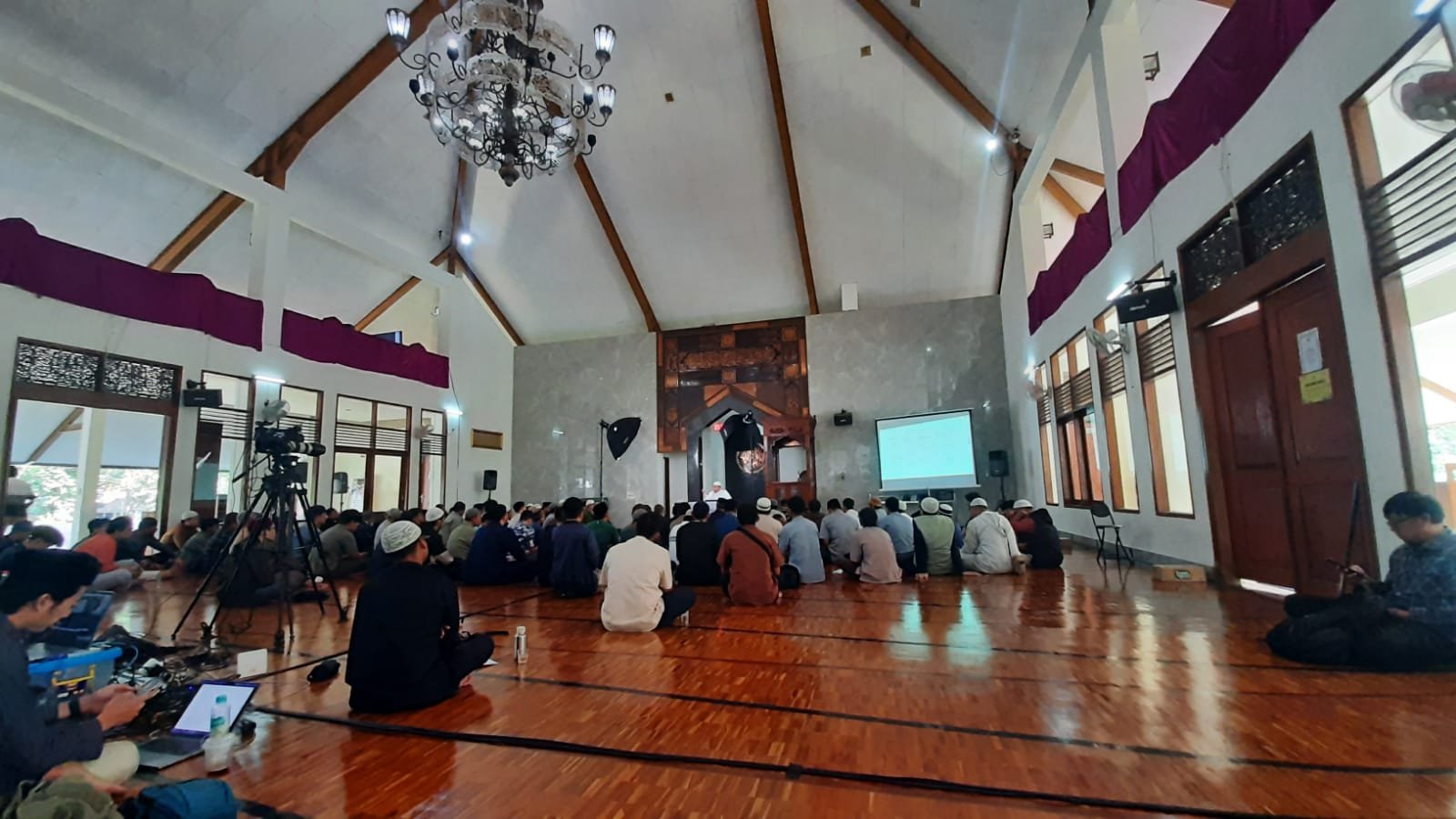 Foto Menghadapi Krisis dengan Panduan Syariat